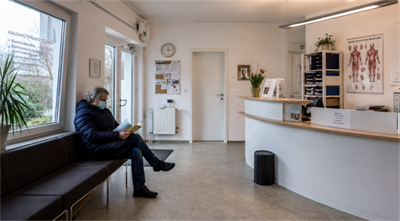 a small local clinic in Europe невялікая мясцовая клініка ў Еўропе